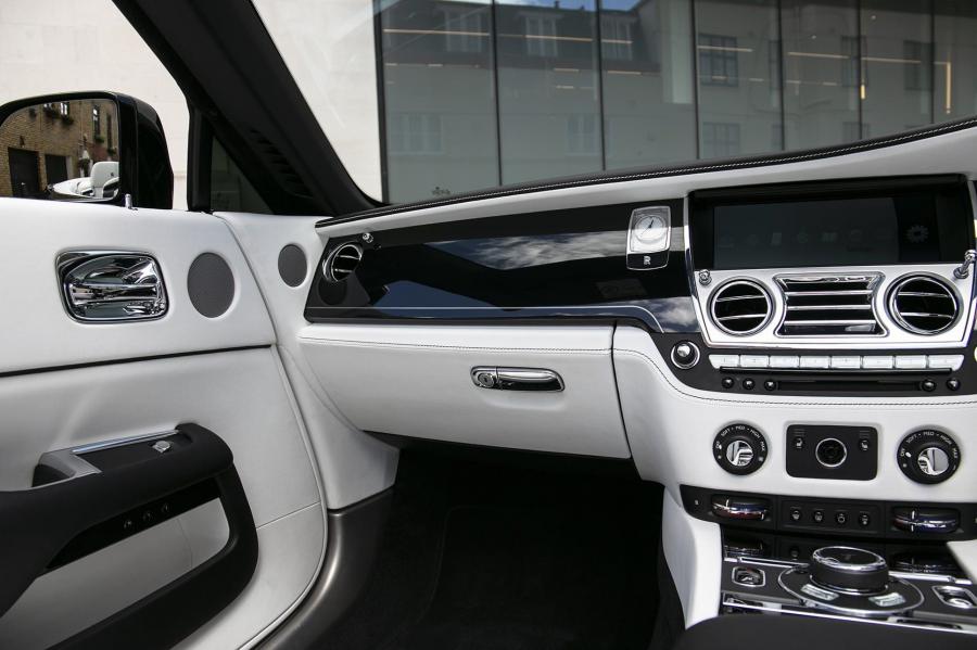 Детали интерьера Rolls-Royce Dawn by ONYX Concept 2017 года  (фото 21 из 35)